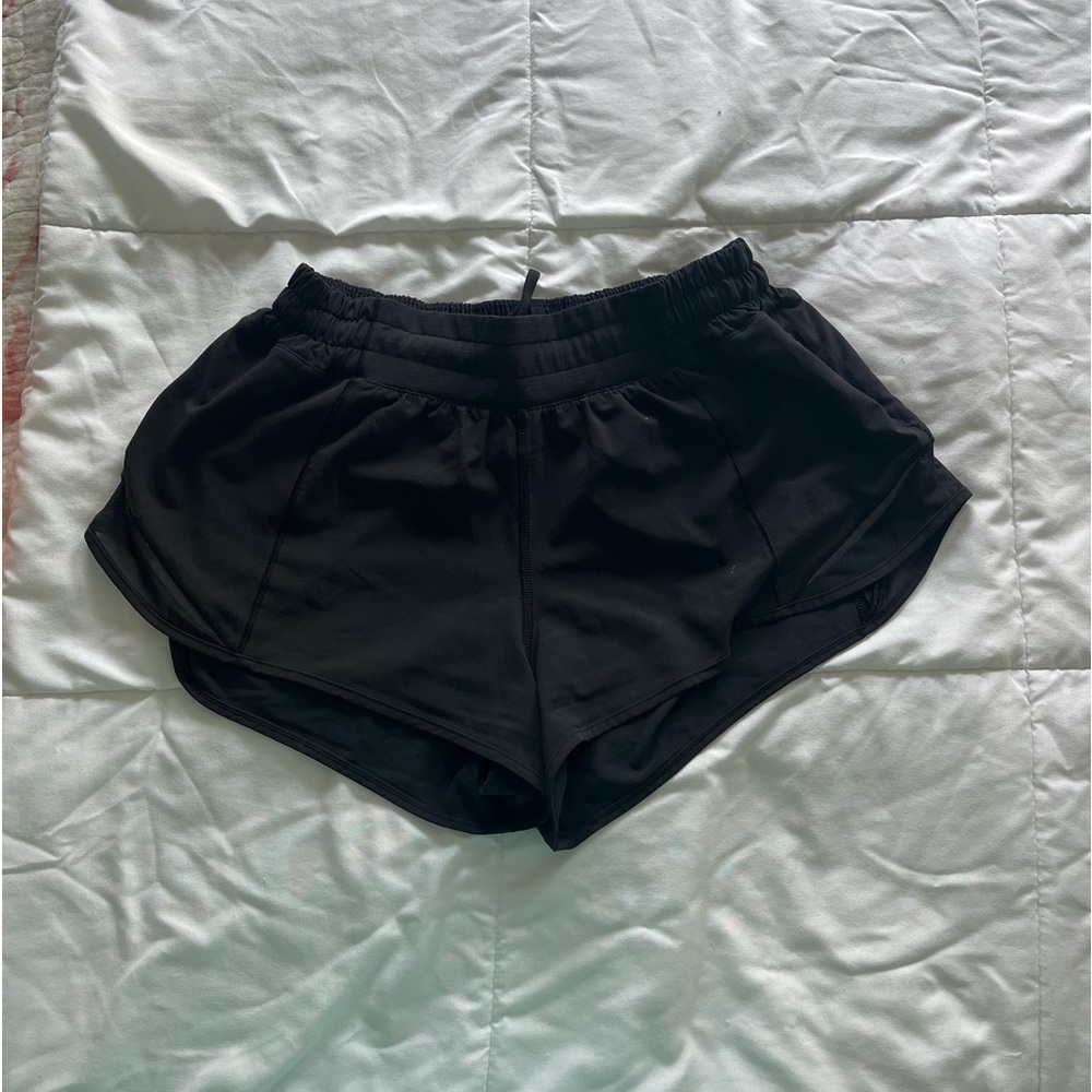 Lululemon black hotty hot short 2.5 size 6